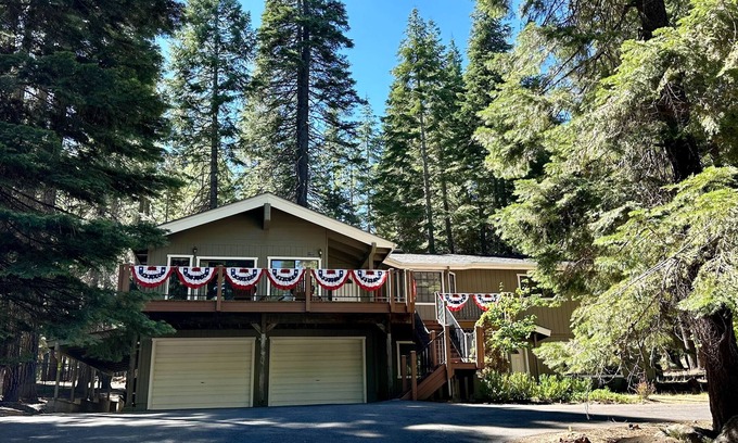 Lake Almanor Country Club House | Lake Almanor Spacious and Cozy home for the large Family