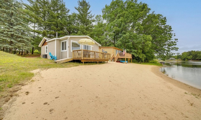 Lake Cabin | Lake Vacation Rental w/Deck & Gas Grill!