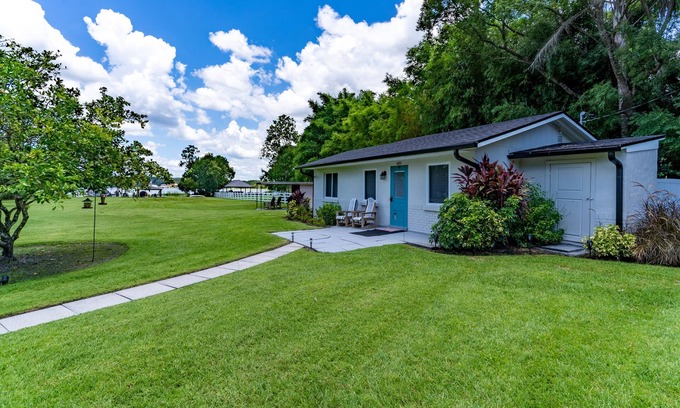 Mount Dora House | Lake Vibes Only ~ Intimate Lake Cottage in Mount Dora