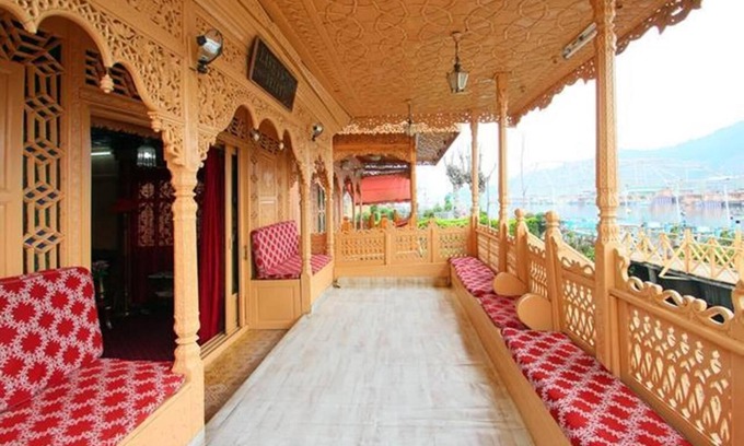 Dal Lake Boat Rental | Lake Victoria Houseboat