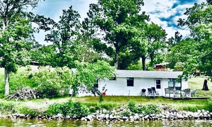 Alexandria Cabin | Lake Victoria, White cabin with beautiful views overlooking the lake