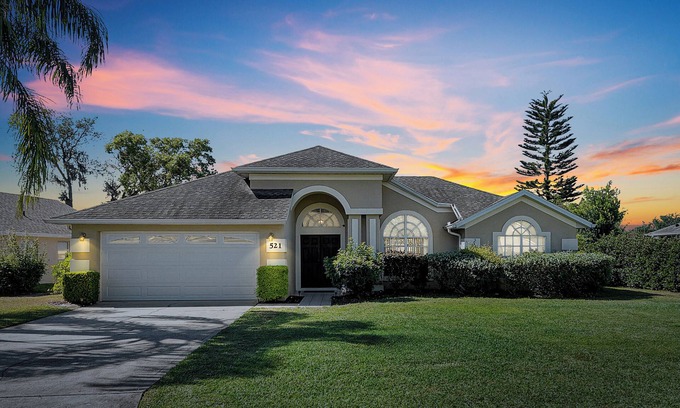 Sunridge Woods House | ⛱ Lake View - 4 Bed - Sunridge Wood - South Facing Pool Home ✈
