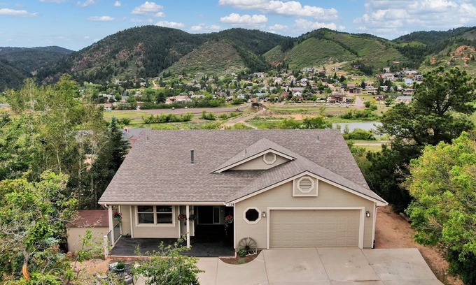 Palmer Lake House | Lake View 5-Bedroom House with a Mountain Backdrop