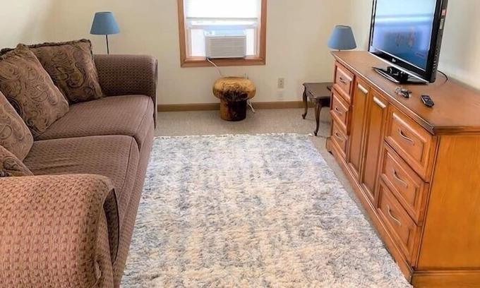Two Rivers Apartment | Lake View Apartments on Memorial - Unit C