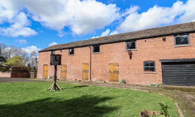 Macclesfield Cottage | LAKE VIEW BARN, family friendly, with hot tub in Macclesfield