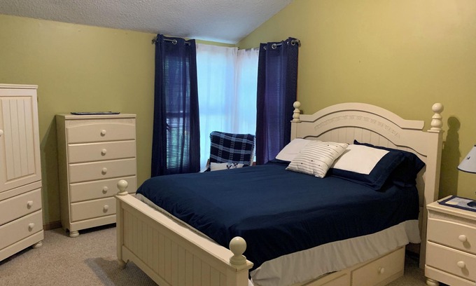 Sarnia House | Lake view beach access