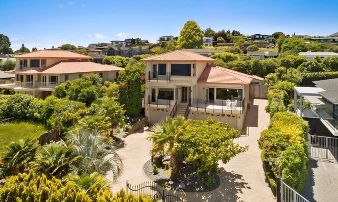 Hilltop House | Lake View by Town Taupo