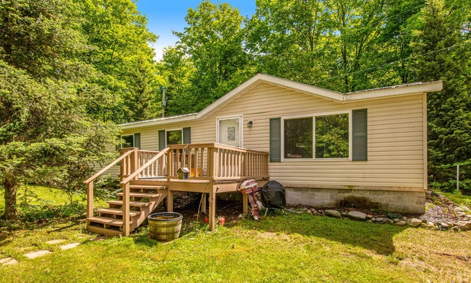 Conover Cabin | Lake view cabin w/dock, firepit, kayaks, W/D, & shared access to North Twin Lake