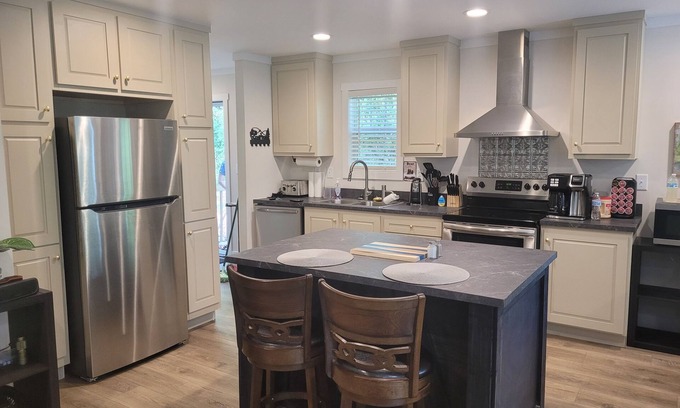 Martin House | Lake View Charming 2-bedroom home with WiFi, AC in pleasant Martin.