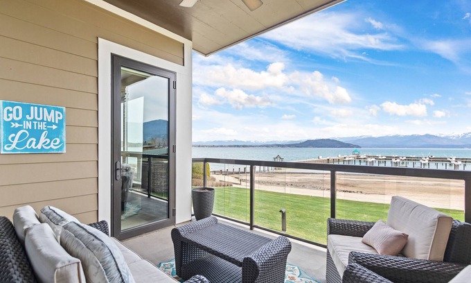 Sandpoint Condo | Lake view condo with WiFi, balcony, fireplace, & shared pool/hot tub/grills
