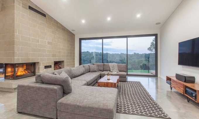 Quindalup House | Lake View Contemporary Comforts meets Nature