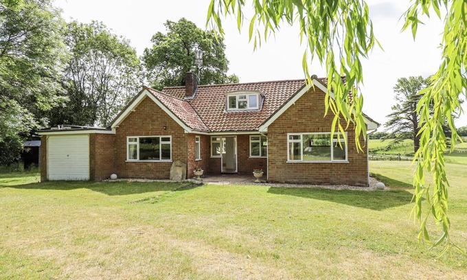 Alford Cottage | LAKE VIEW COTTAGE, family friendly, country holiday cottage in Alford
