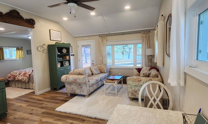 Fayette Cottage | Lake View Cottage for Two with Views of Harrison Lake