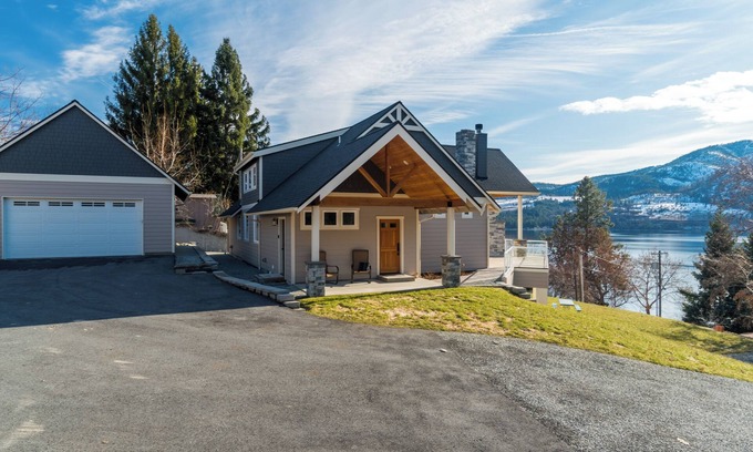 Manson House | Lake View Home across from Willow Point Park
