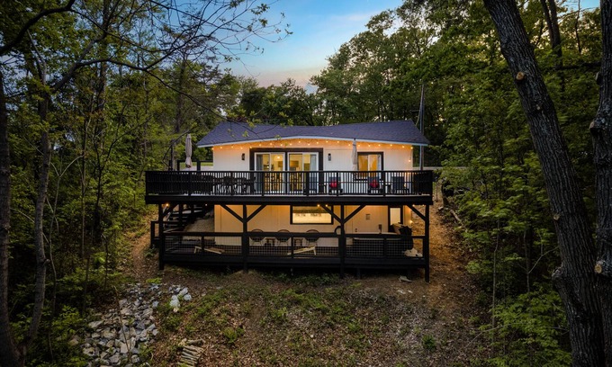 Luray Cabin | Lake-view! Hot Tub! Fire Pit. Grill. Game Room. King bed.