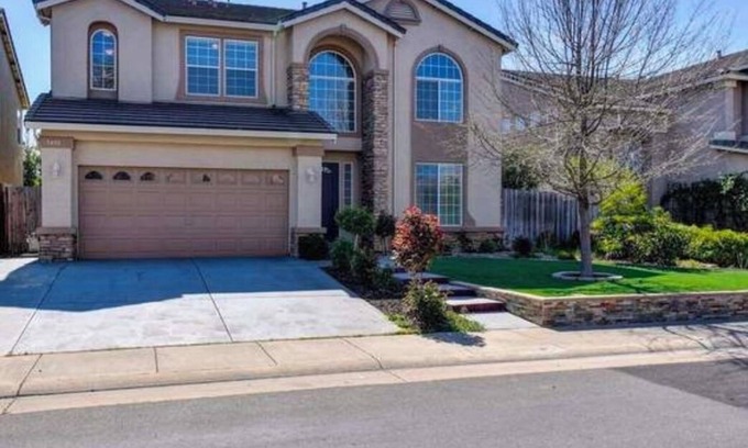 Elk Grove House | Lake view huge house 3300 sqf