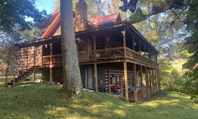 Lancaster House | Lake View Lodge - Beautiful Year Round View of Center Hill Lake and Marina