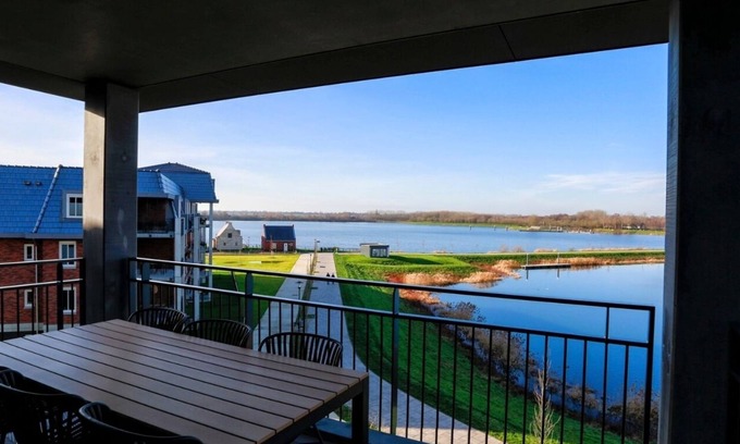 Thorn Apartment | Lake View Penthouse 4p