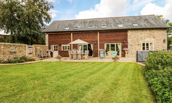Worlington House | LAKE VIEW, pet friendly, luxury holiday cottage in Lapford