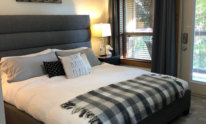 Okanagan-Similkameen House | Lake View, Pet Friendly Vacation Townhouse with Updated Appliances & 2 King Beds