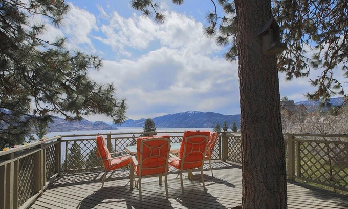 Central Okanagan Apartment | Lake View Private STUDIO Suite - 2 mins drive to Beach Ave/Downtown