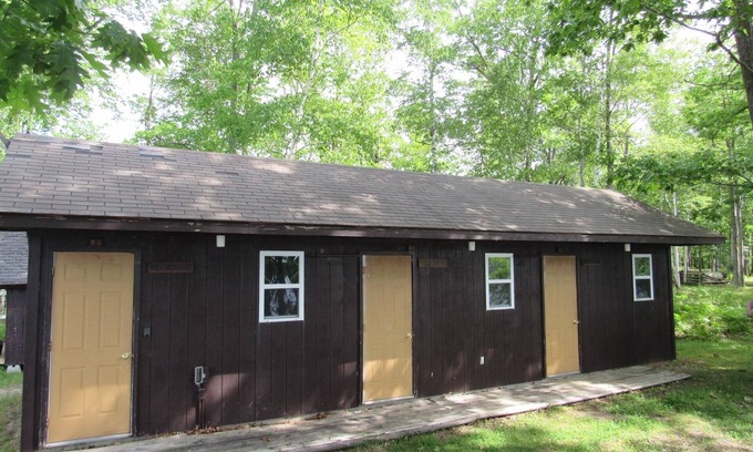 Lupton Cabin | Lake View Rooms