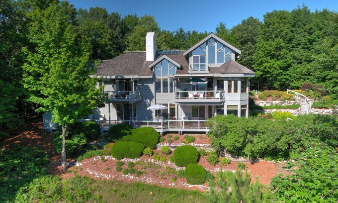 Central Lake Villa | Lake View Villa Bellaire