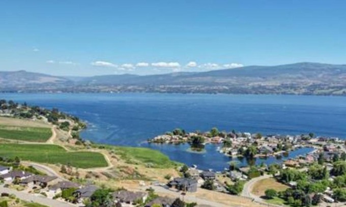 Central Okanagan Bed & Breakfast | Lake view yellow house by winery resort