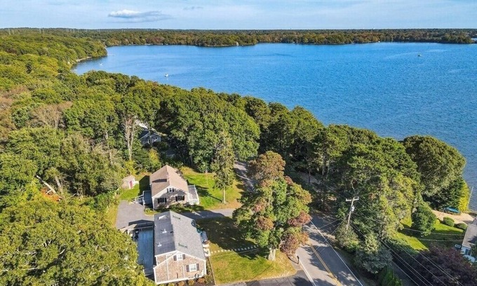 Centerville House | *LAKE VIEWS* 0.2 miles to the beach at lake* Renovated 4bds
