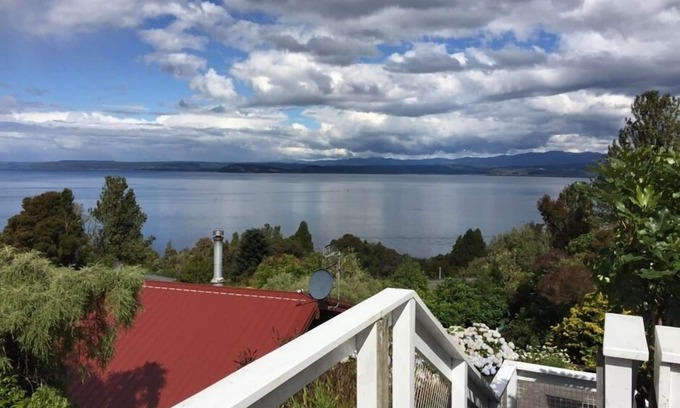 Omori House | Lake views, boating, skiing and hot pools