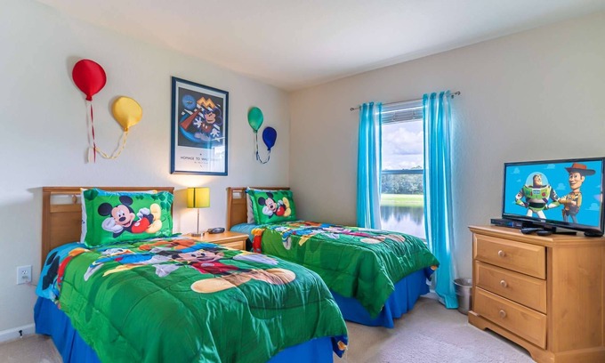 Trafalgar Village House | Lake Views Near Disney – Value Stay with Pool, Hot Tub & Clubhouse Access - Corner 3BR Townhome