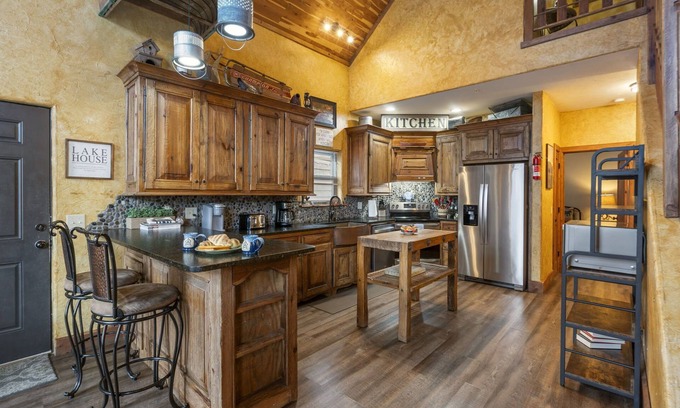 Branson House | Lake Views with Access, Private Hot Tub, Billiards, SDC Tickets!