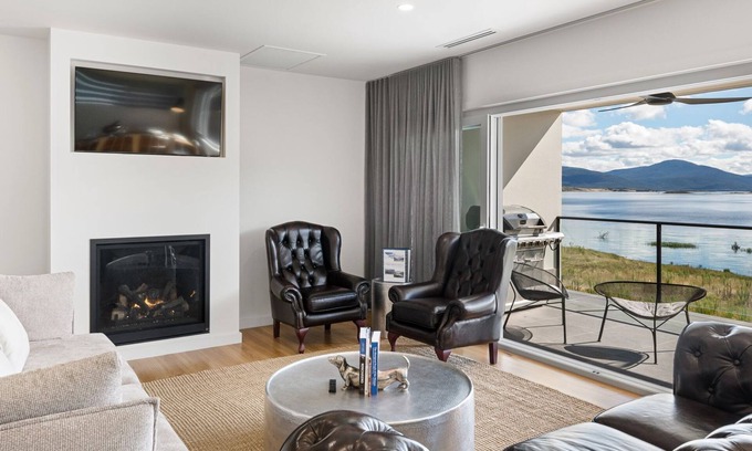 East Jindabyne House | Lake Villavista - 4BR Luxury Townhouse l Pet Friendly l Lake Views l WiFi l BBQ
