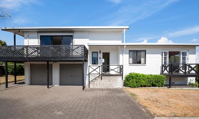 Waipahihi House | Lake Vista at Two Mile Bay- Taupo Central Home