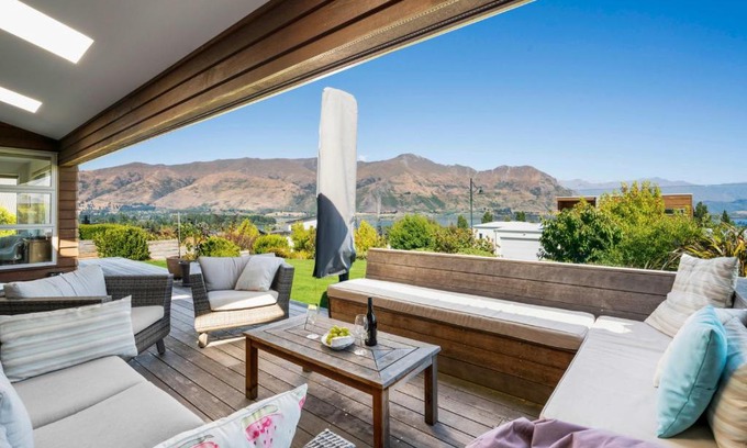 Wanaka House | Lake Vista Retreat - Wanaka Holiday Home