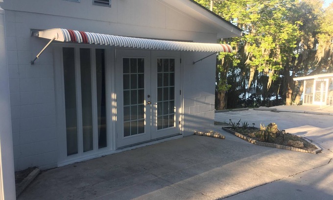 Lake Wales House | Lake Wales waterfront Blue Lake, water sports fishing, swimming, boating.