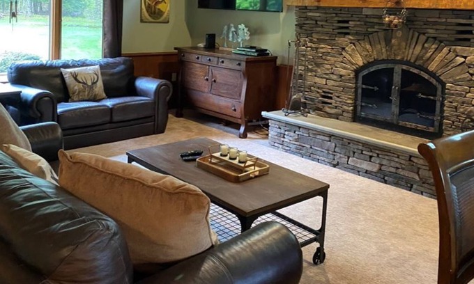 Greentown House | Lake Wallenpaupack Private/ tranquil house indoor hot tub on 8 private acres