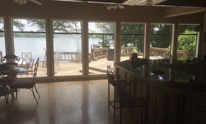Glen Allan House | Lake Washington Fishing Lodge 4 Bedroom 5 Bathrooms!!