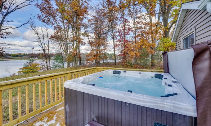 White Cloud House | Lake White Cloud Home with Fire Pit!