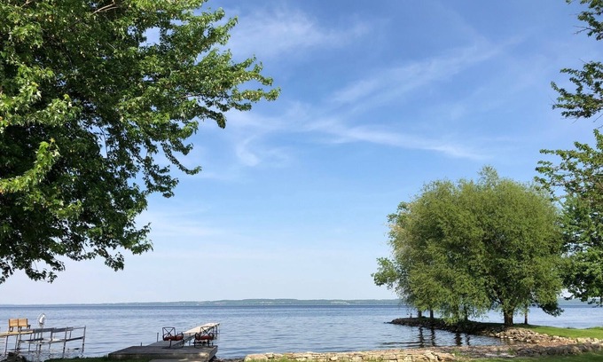 Van Dyne House | Lake Winnebago Waterfront Cottage W/Hot Tubn[2 King; 1 Queen]