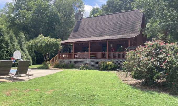 Rock Hill House | Lake Wylie log cabin with Pool and King bed!