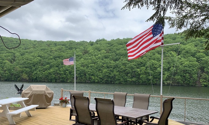 Stevenson Cottage | Lake Zoar cozy 2 Bedroom 1 Bath cottage