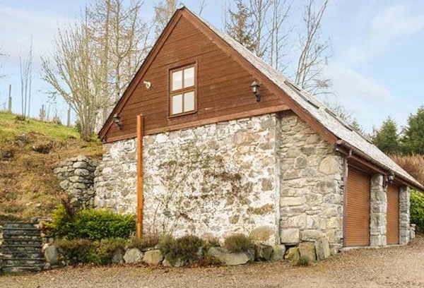 Glen Urquhart House | Lakefield Apartment