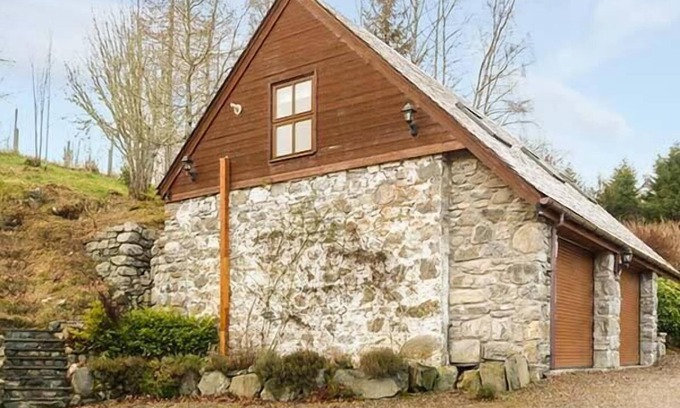 Glen Urquhart Cottage | LAKEFIELD APARTMENT, pet friendly in Drumnadrochit, Loch Ness