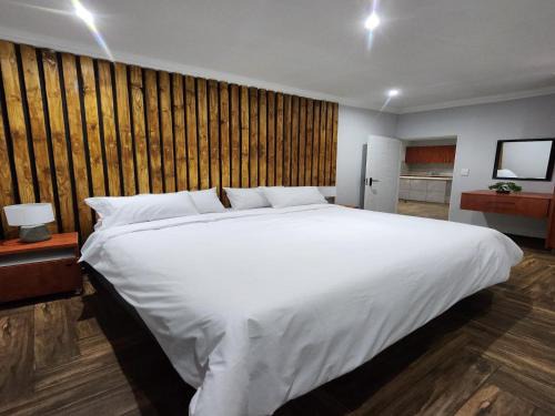 Ekurhuleni Cabin | Lakefield Lodge - Halaal