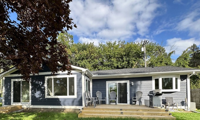 Allenton House | Lakefront Home with Beach Access - Cranberry Lake