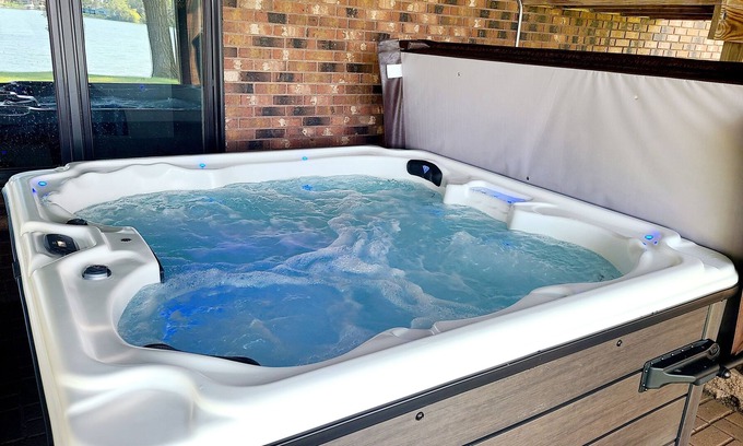 The Lakes House | Lakefront: 2-7p, Hot Tub+ Fireplace + Kayaks + Pool Table + Ice Fishing