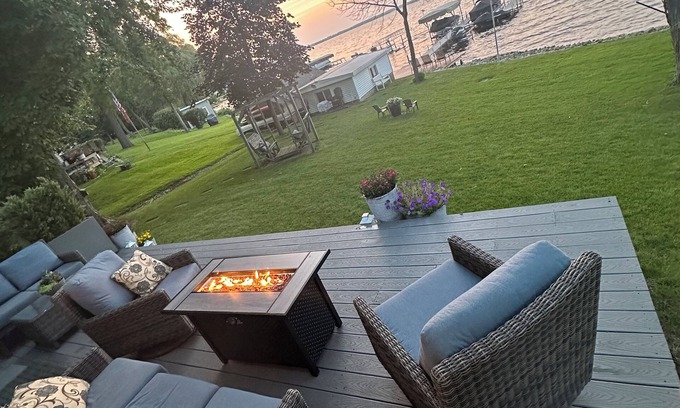Butte Des Morts House | Lakefront 2-bed house in Oshkosh with dock!