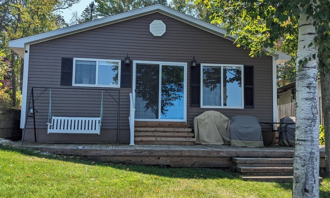 Hale Cottage | Lakefront 2-bedroom 2 bath, Sandy Beach & Pontoon, AC, wifi & newly renovated.