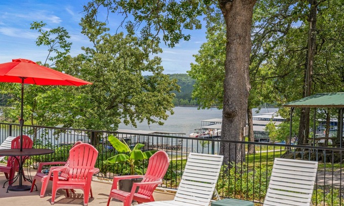 Kimberling City Cabin | Lakefront 2BR Cabin w/Pool + Swim & Boat dock